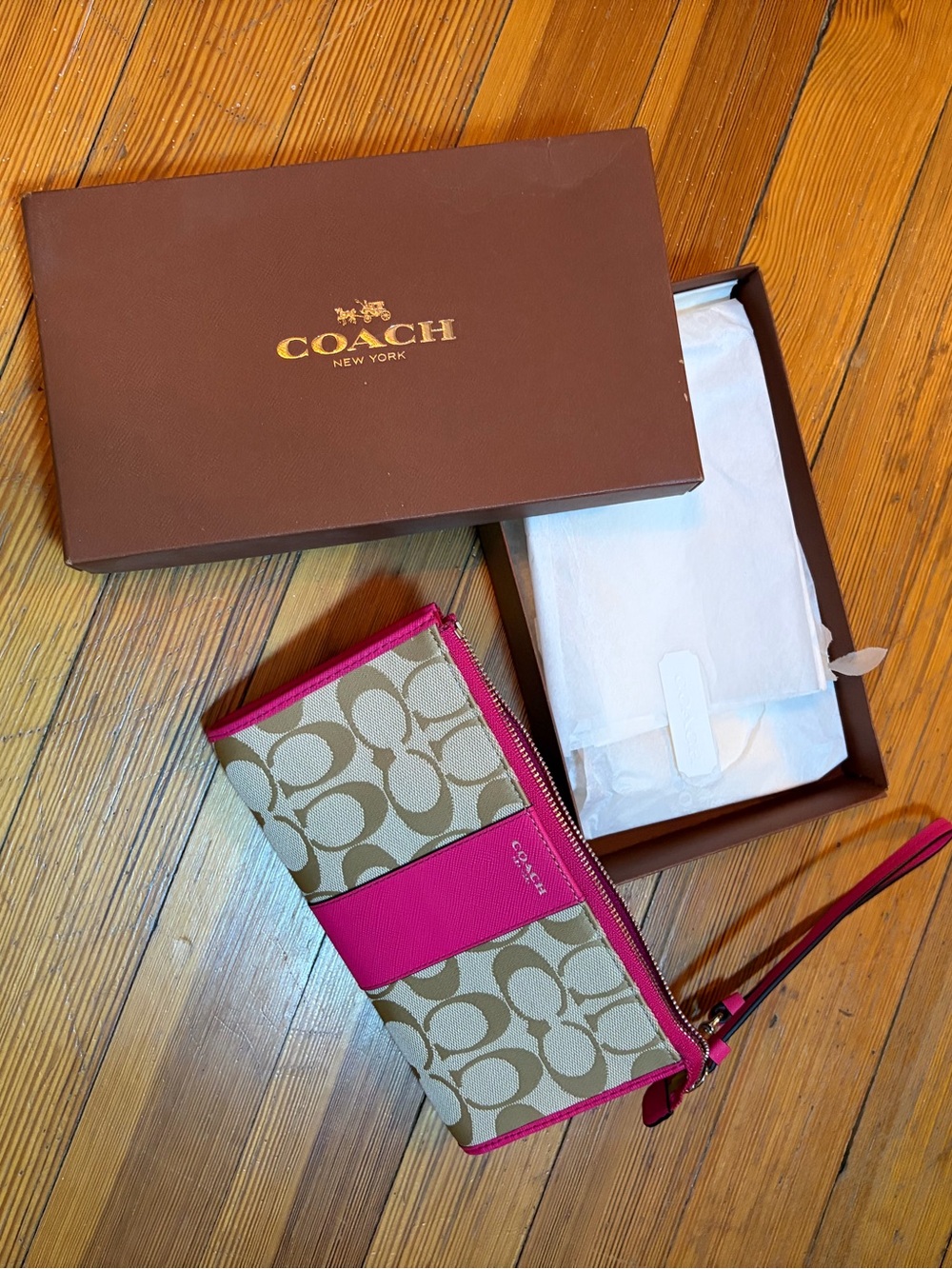 Coach Bright Pink and Gold Zipper! Very stylish. Brand new, original box et. Al